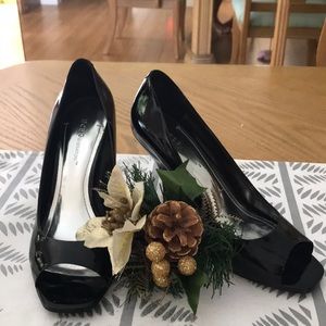 😍 BCBG PATENT HEELS